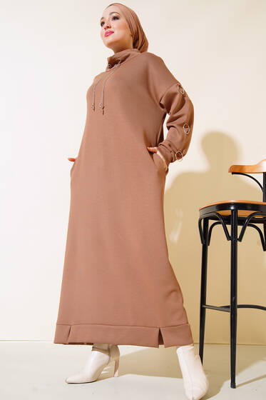 Dik Yaka Kol Halkalı Elbise Latte - Tesettür Elbise