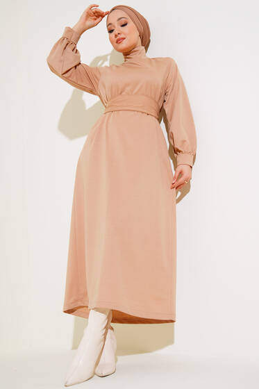 Dik Yaka Kuşaklı Elbise Bej - Tesettür Elbise