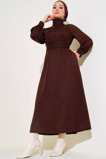 Dik Yaka Kuşaklı Elbise Kahve - Tesettür Elbise