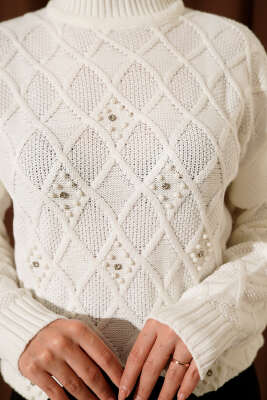 Dik Yaka Taşlı Triko Kazak Ekru - Yılın Fırsatı