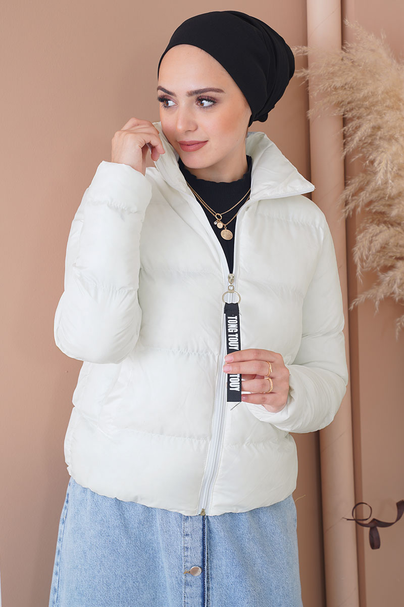 Dik Yakali Kisa Beyaz Sisme Mont