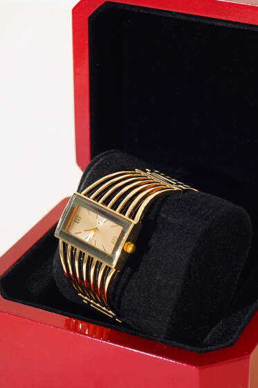 Dikdörtgen Çerçeveli Kelepçe Kadın Kol Saati Gold - Saat