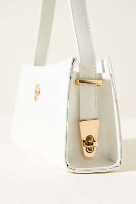 Dikdörtgen Fermuarlı Parlak Çanta Beyaz - Kol Çantası