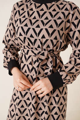 Dokuma Desenli Ribanalı Elbise Bej - Tesettür Elbise