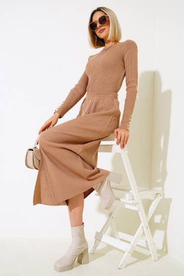 Düğme Detaylı Fitilli Yırtmaçlı Triko Takım Büsküvi - Triko