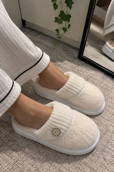 Düğme Detaylı Peluş Ev Terliği Ekru - Ev Terliği