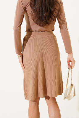 Düğme Detaylı Yırtmaçlı Triko Midi Etek Büsküvi - Kadın Giyim Modelleri