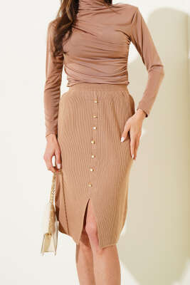 Düğme Detaylı Yırtmaçlı Triko Midi Etek Büsküvi - Kadın Giyim Modelleri
