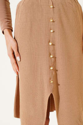 Düğme Detaylı Yırtmaçlı Triko Midi Etek Büsküvi - Kadın Giyim Modelleri