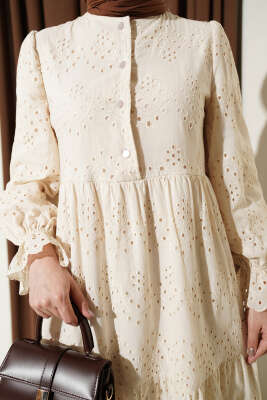 Düğmeli Brode Bilek Lastikli Elbise Bej - Elbise