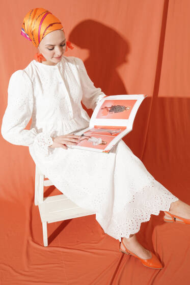 Düğmeli Brode Bilek Lastikli Elbise Beyaz - Elbise