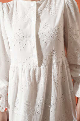 Düğmeli Brode Bilek Lastikli Elbise Beyaz - Elbise