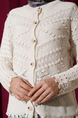 Düğmeli Kabartma Detaylı Kısa Ajurlu Hırka Ekru - Hırka