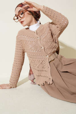 Düğmeli Kabartma Detaylı Kısa Ajurlu Hırka Latte 