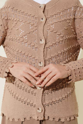 Düğmeli Kabartma Detaylı Kısa Ajurlu Hırka Latte - Yılın Fırsatı