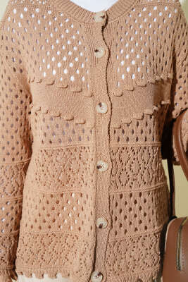 Düğmeli Kabartmalı Kısa Triko Hırka Latte - Hırka