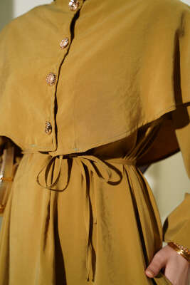 Düğmeli Pelerin Detaylı Modal Elbise Yağ Yeşili - Elbise