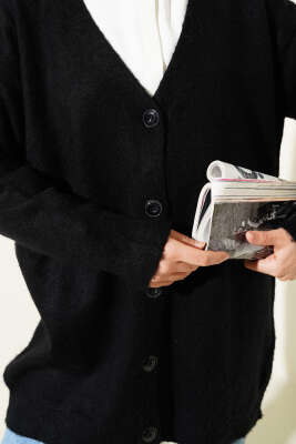 Düğmeli Salaş Yumoş Triko Hırka Siyah - Triko Hırka