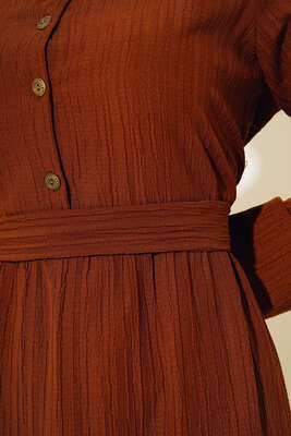 Düğmeli Yarı Patlı Kuşaklı Elbise Kahve - Thumbnail
