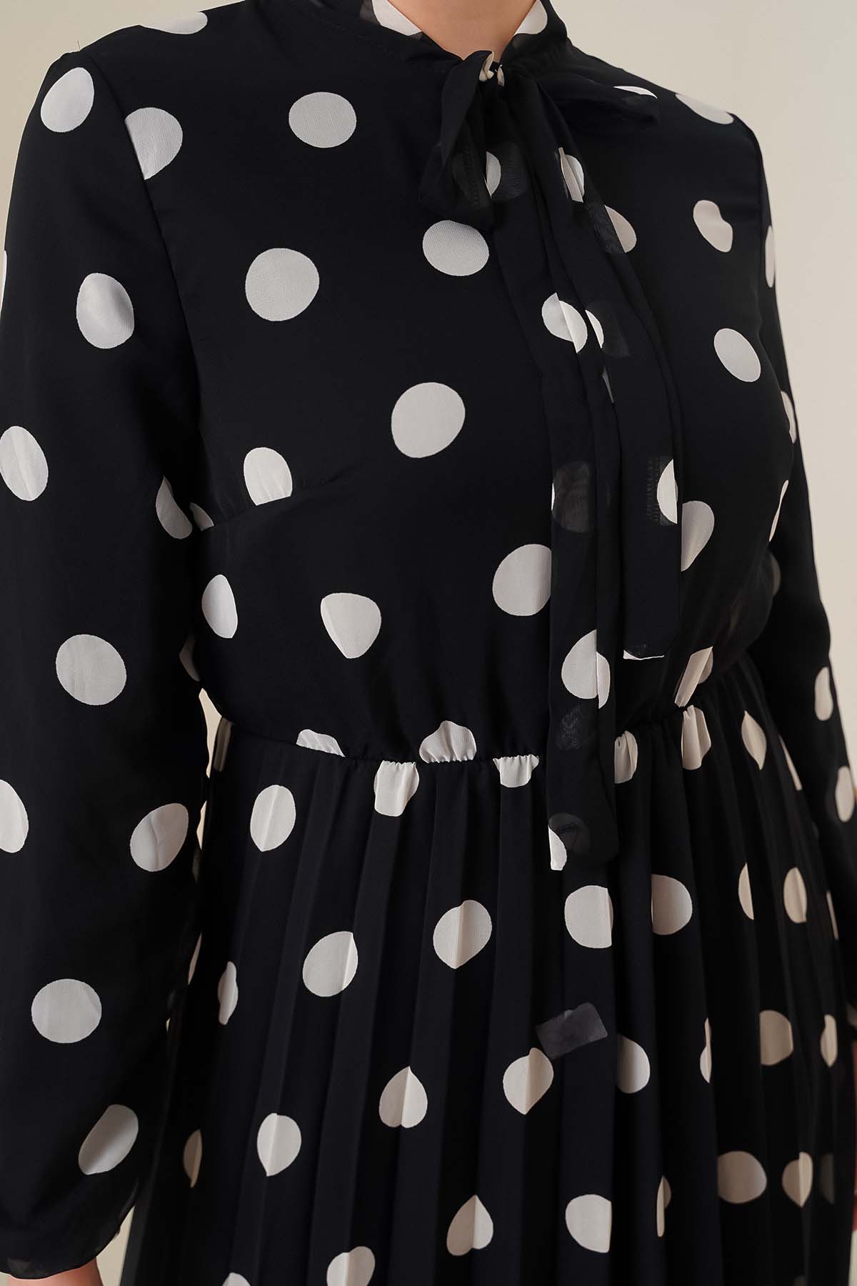 Eteği Piliseli Puantiyeli Siyah Şifon Elbise