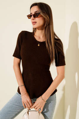 Eteği Volanlı Kısa Kol Triko Bluz Kahve - Kadın Giyim Modelleri