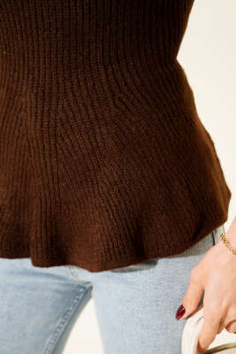 Eteği Volanlı Kısa Kol Triko Bluz Kahve - Kadın Giyim Modelleri