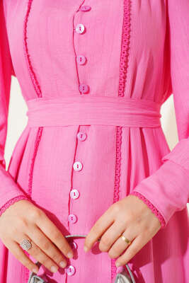 Etek Pileli Kuşaklı Elbise Pembe - Tesettür Elbise