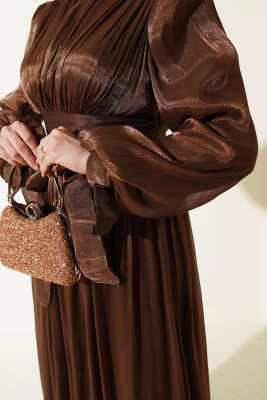 Etek Ucu Fırfırlı Büzgülü Abiye Elbise Kahve - Elbise