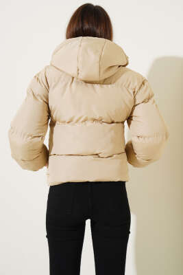 Etek Ucu Lastikli Kapüşonlu Kısa Şişme Mont Bej - Kadın Giyim Modelleri