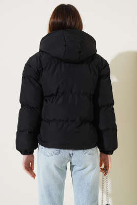 Etek Ucu Lastikli Kapüşonlu Kısa Şişme Mont Siyah - Kadın Giyim Modelleri