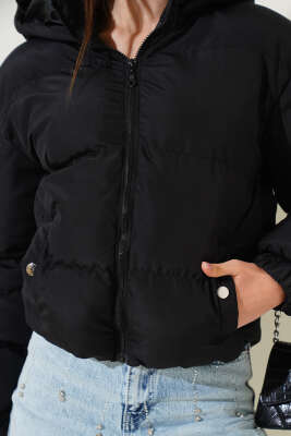 Etek Ucu Lastikli Kapüşonlu Kısa Şişme Mont Siyah - Kadın Giyim Modelleri