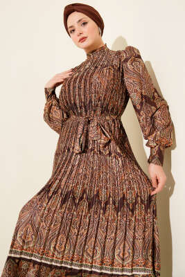 Etnik Desen Pileli Saten Elbise Acı Kahve - Elbise