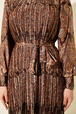 Etnik Desen Pileli Saten Elbise Acı Kahve - Elbise
