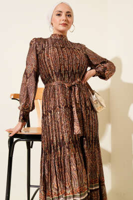 Etnik Desen Pileli Saten Elbise Kahve - Elbise