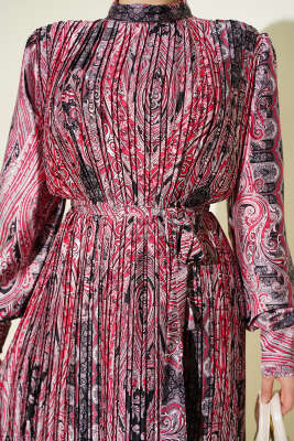 Etnik Desen Pileli Saten Elbise Kırmızı - Elbise