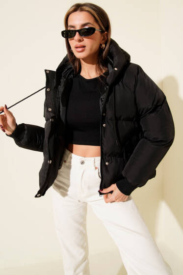 Fermuarlı Kapüşonlu Kısa Şişme Mont Siyah - Kadın Giyim Modelleri