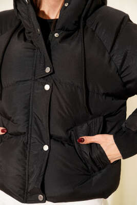 Fermuarlı Kapüşonlu Kısa Şişme Mont Siyah - Kadın Giyim Modelleri