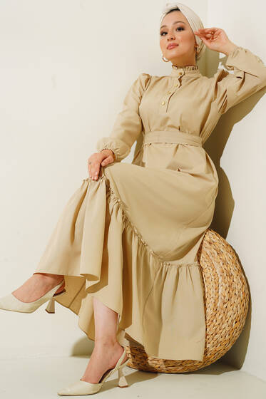 Fırfır Detaylı Düğmeli Yaka Kuşaklı Elbise Bej - Tesettür Elbise