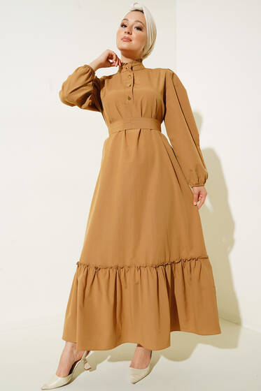 Fırfır Detaylı Düğmeli Yaka Kuşaklı Elbise Latte - Tesettür Elbise