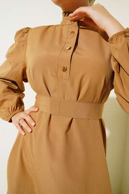 Fırfır Detaylı Düğmeli Yaka Kuşaklı Elbise Latte - Thumbnail