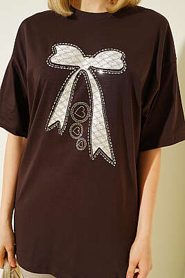 Fiyonk Baskılı Mini Taşlı T-shirt Kahve - Kadın Giyim Modelleri