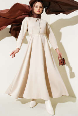 Fiyonk Broşlu Scuba Elbise Bej - Tesettür Elbise