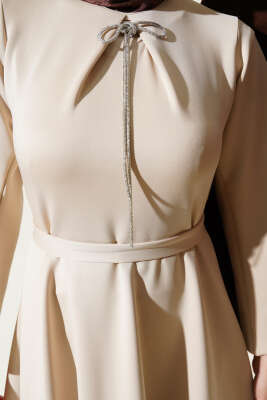 Fiyonk Broşlu Scuba Elbise Bej - Tesettür Elbise