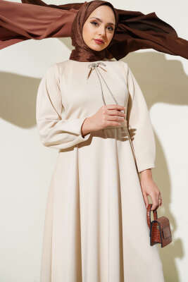 Fiyonk Broşlu Scuba Elbise Bej - Tesettür Elbise