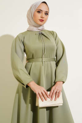 Fiyonk Broşlu Scuba Elbise Çağla Yeşili - Tesettür Elbise