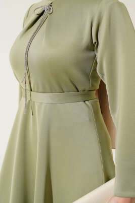 Fiyonk Broşlu Scuba Elbise Çağla Yeşili - Tesettür Elbise