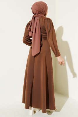 Fiyonk Broşlu Scuba Elbise Kahve - Tesettür Elbise