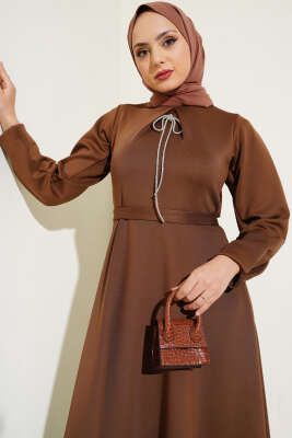 Fiyonk Broşlu Scuba Elbise Kahve - Tesettür Elbise