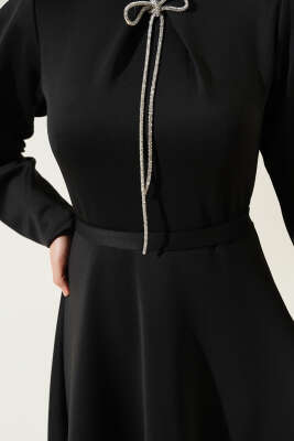 Fiyonk Broşlu Scuba Elbise Siyah - Tesettür Elbise