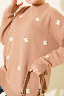 Fiyonk İşlemeli Triko Kazak Latte - Yılın Fırsatı